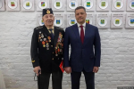 Фото из архива правительства. Вручение российского паспорта Василию Маскальёнову