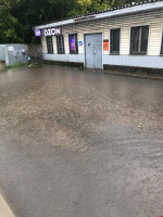 Псков вновь уходит под воду: ливни затопили несколько улиц, водители стоят в пробках