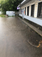 Псков вновь уходит под воду: ливни затопили несколько улиц, водители стоят в пробках
