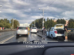 Псков вновь уходит под воду: ливни затопили несколько улиц, водители стоят в пробках