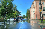 Псков вновь уходит под воду: ливни затопили несколько улиц, водители стоят в пробках