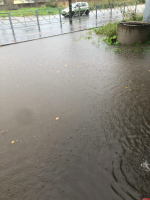 Псков вновь уходит под воду: ливни затопили несколько улиц, водители стоят в пробках