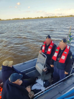 Пограничники спасли двух рыбаков из ледяной воды в Псковско-Чудском озере