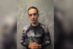 Великолучанин, избивавший жену на камеру. Скрин из видео УМВД России по Псковской области