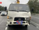 Манипулятор столкнулся с «Рено» на Крестовском шоссе в Пскове