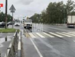 Манипулятор столкнулся с «Рено» на Крестовском шоссе в Пскове