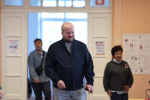 Глава Пскова Борис Елкин проголосовал на избирательном участке № 60