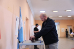 Глава Пскова Борис Елкин проголосовал на избирательном участке № 60