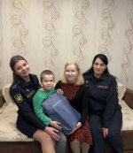 «Здравствуй, школа!»: судебные приставы поздравили будущего первоклассника с Днём Знаний