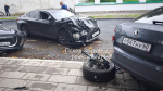 Lexus «протаранил» несколько припаркованных машин на улице Советской в Пскове. ФОТО