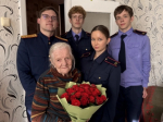 Сотрудники регионального следственного управления совместно с кадетами и активистами ВМОО «Следком» поздравили участницу Великой Отечественной войны с Днем пожилого человека