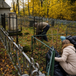 Работы на кладбище в деревне Воронич. Фото: музей-заповедник «Михайловское»