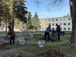 Субботник провели сотрудники администрации в Пушкинских Горах