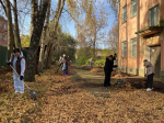 Сотрудники великолукской администрации присоединились к месячнику по благоустройству