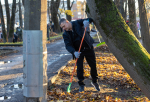 Порядка 280 кубометров осенней листвы и веток собрали участники субботника в Ботаническом саду Пскова